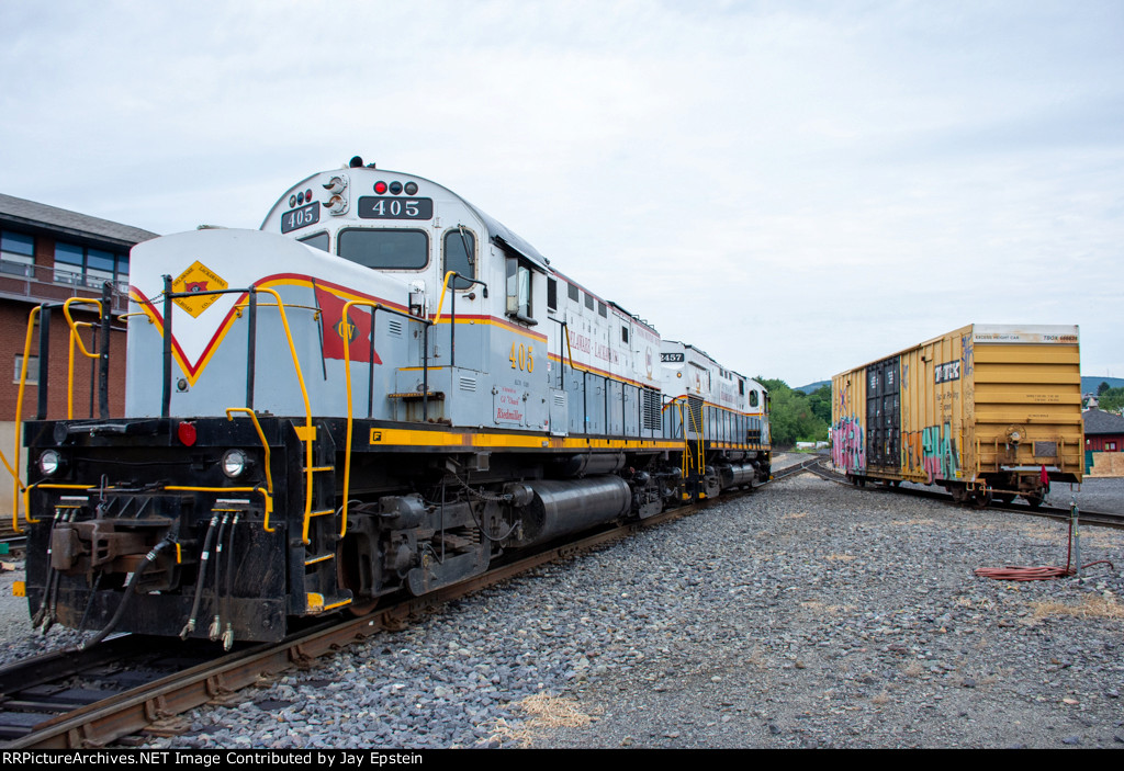 DL 405 and another ALCo move through Bridge 60 